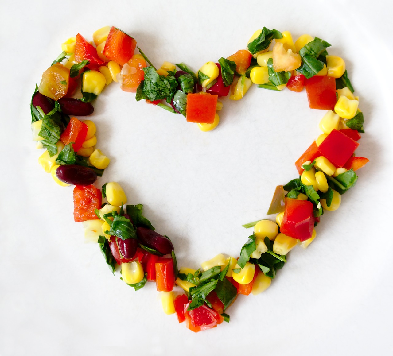 Фруктовые сердца. Сердечко из овощей. Сердечко из фруктов. Блюда в форме сердца. Сердечко из еды.